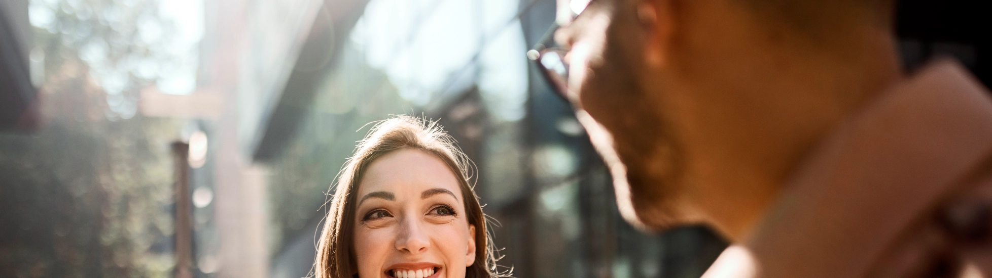 frau lächelt person an